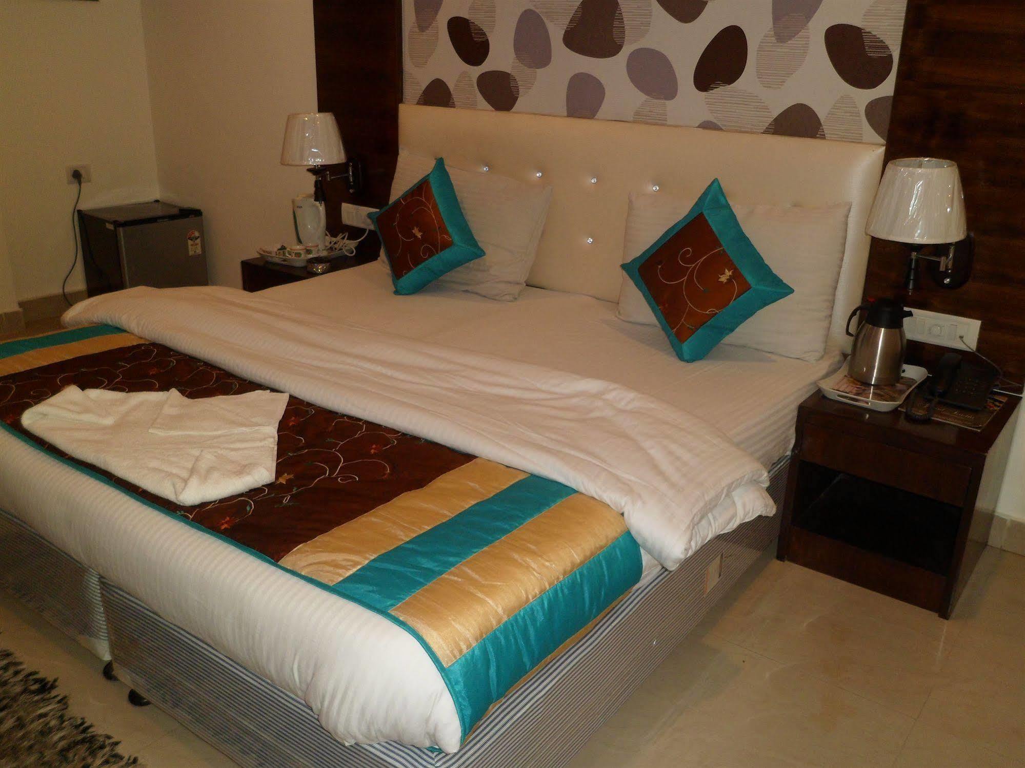 Hotel Arjun New Delhi Ngoại thất bức ảnh