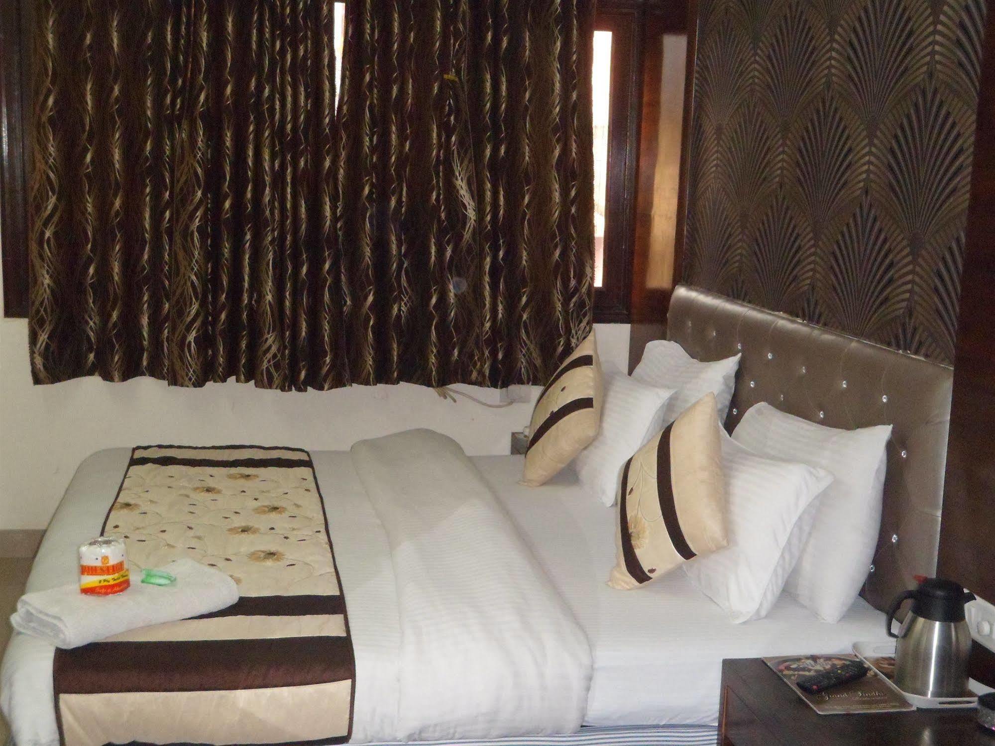 Hotel Arjun New Delhi Ngoại thất bức ảnh