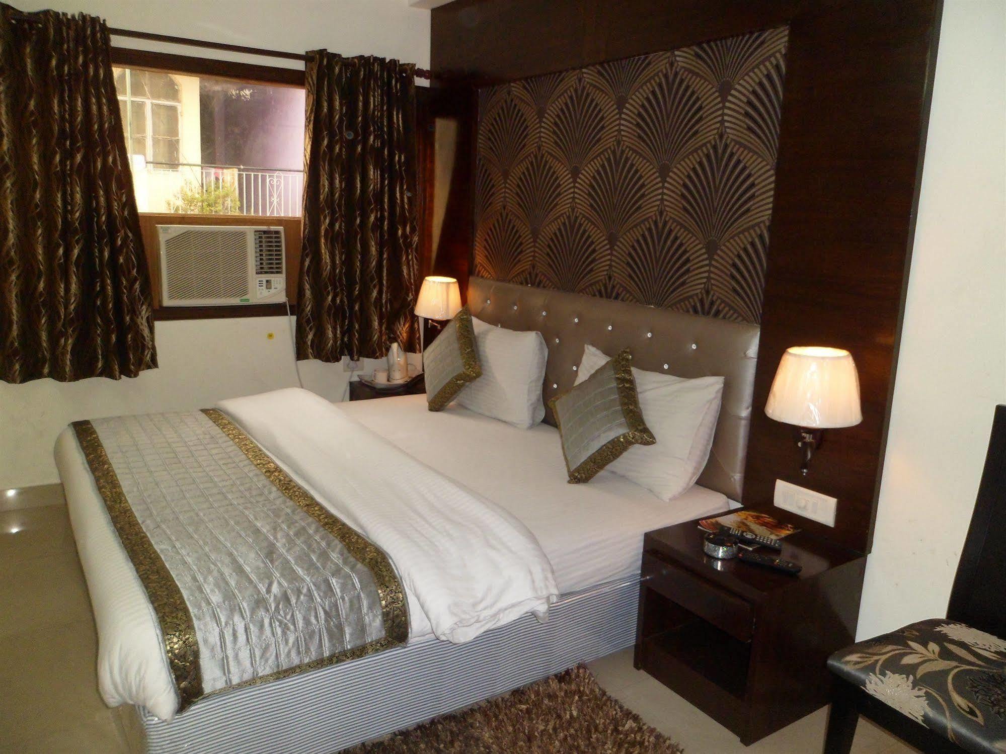 Hotel Arjun New Delhi Ngoại thất bức ảnh