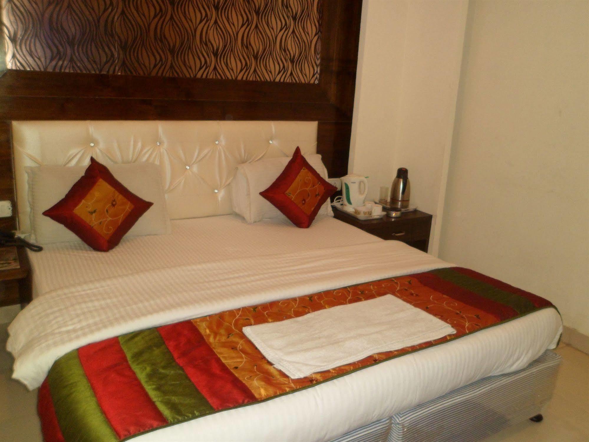Hotel Arjun New Delhi Ngoại thất bức ảnh