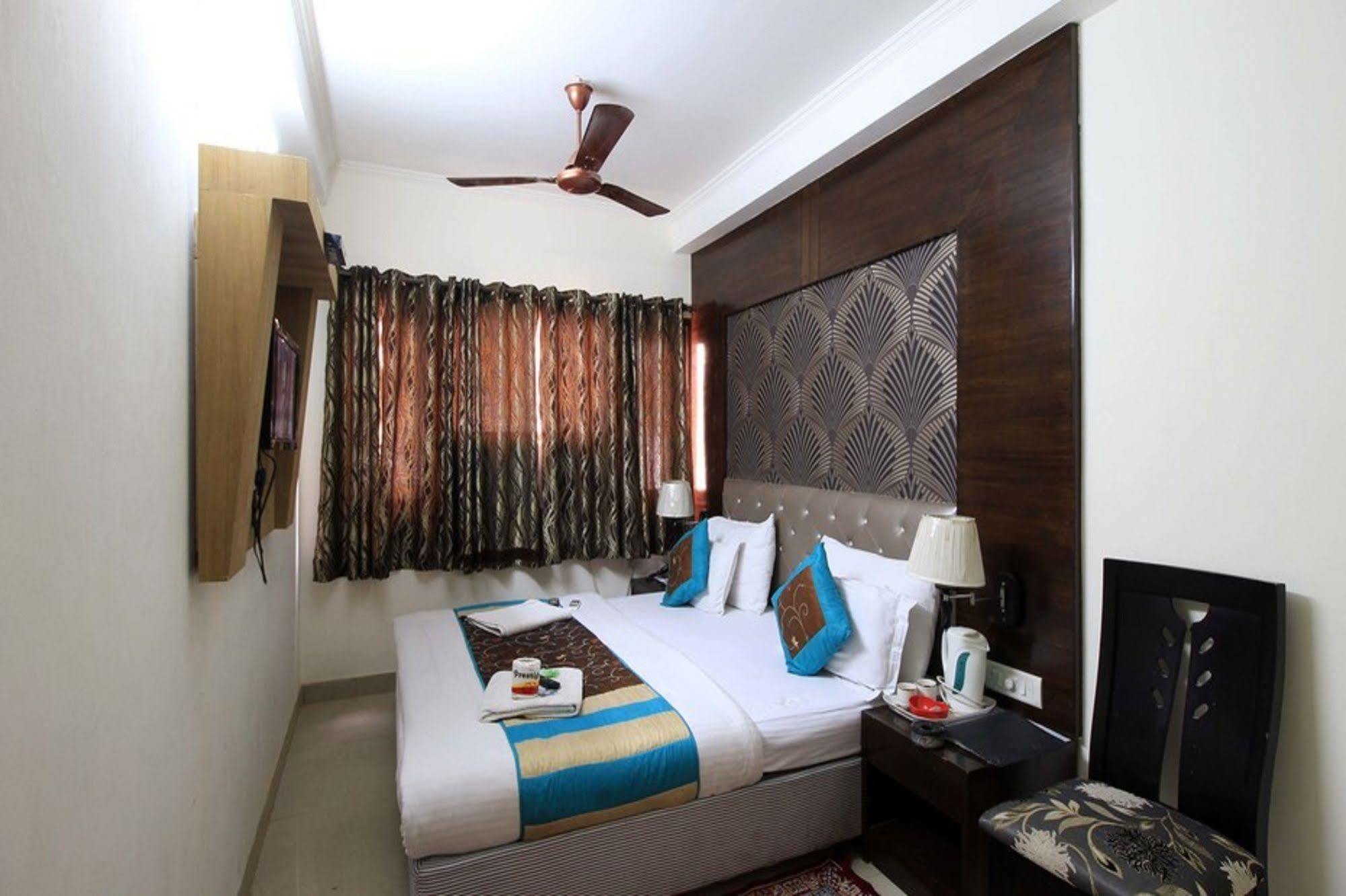 Hotel Arjun New Delhi Ngoại thất bức ảnh