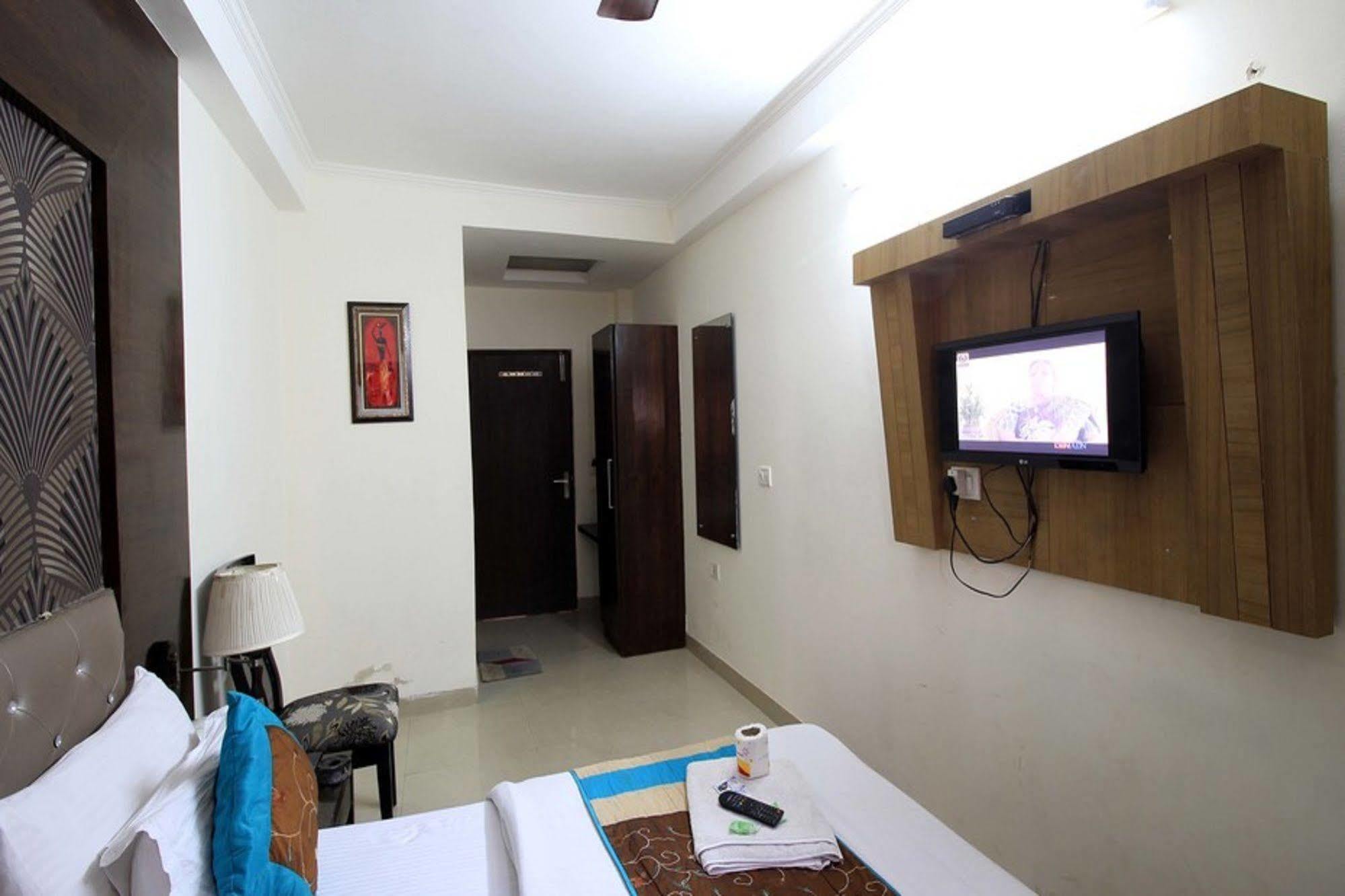 Hotel Arjun New Delhi Ngoại thất bức ảnh