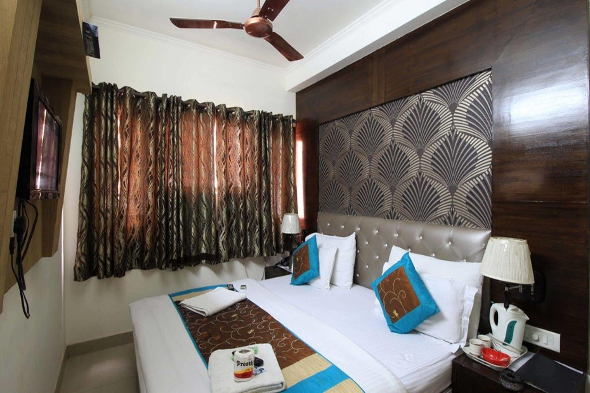 Hotel Arjun New Delhi Ngoại thất bức ảnh