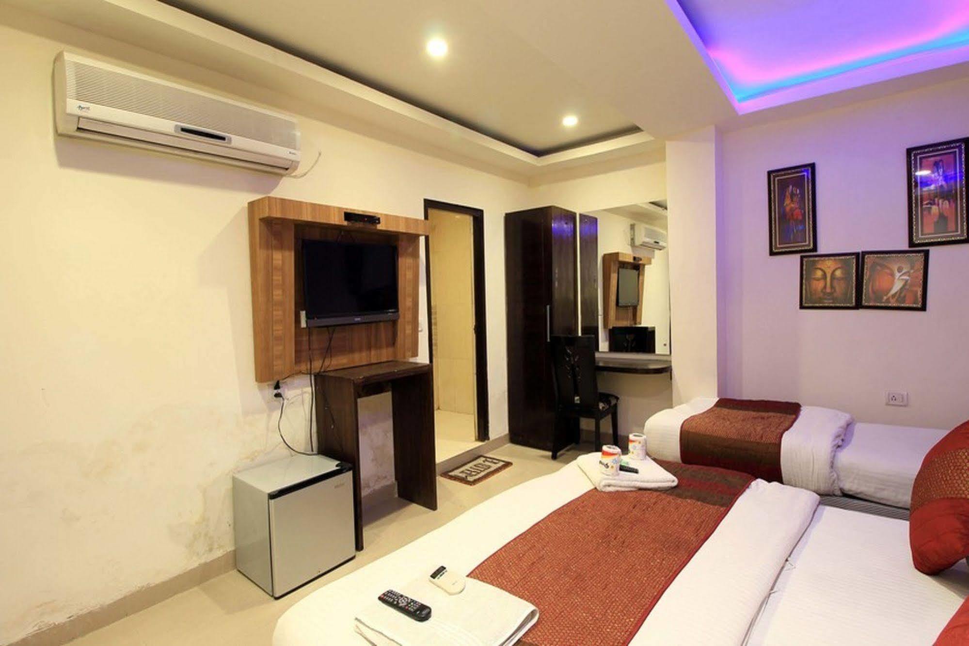 Hotel Arjun New Delhi Ngoại thất bức ảnh