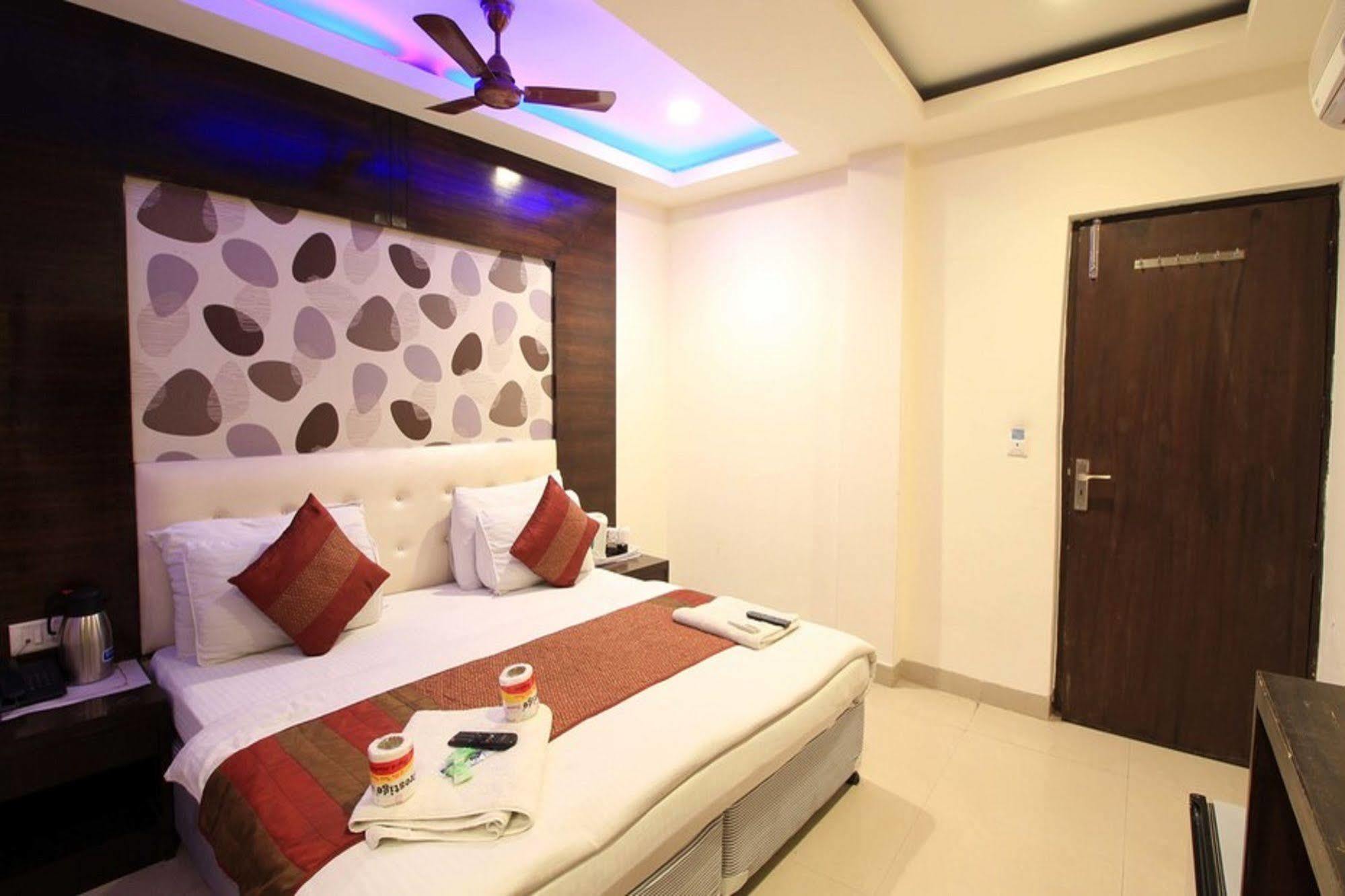 Hotel Arjun New Delhi Ngoại thất bức ảnh